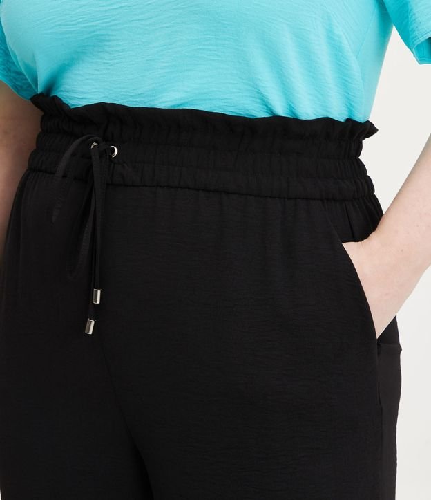 Calça Pantalona em Crepe com Cós Elástico e Amarração Curve & Plus Size Preto 4
