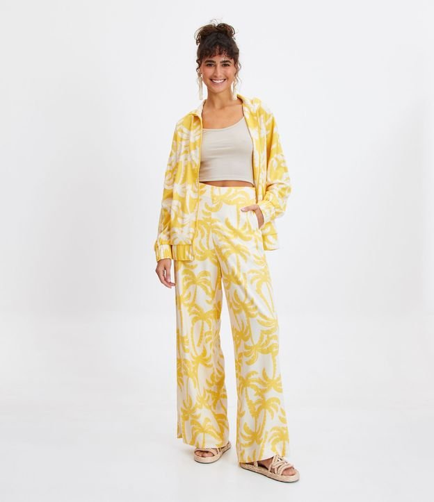 Calça Pantalona em Linho com Estampa de Coqueiros Amarelo 1