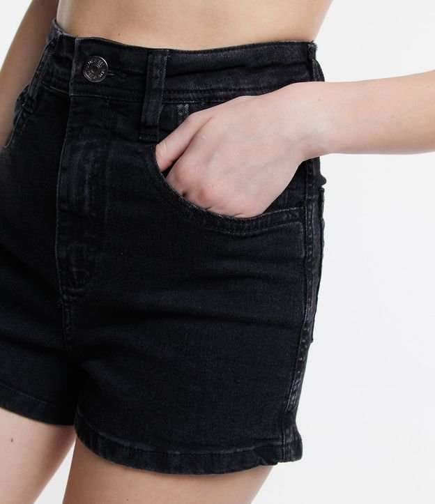 Short Hot Pants Jeans com Bolso Diferenciado Preto 4