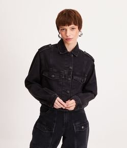 Jaqueta Cropped Jeans com Bolso Frontal e Detalhe no Ombro