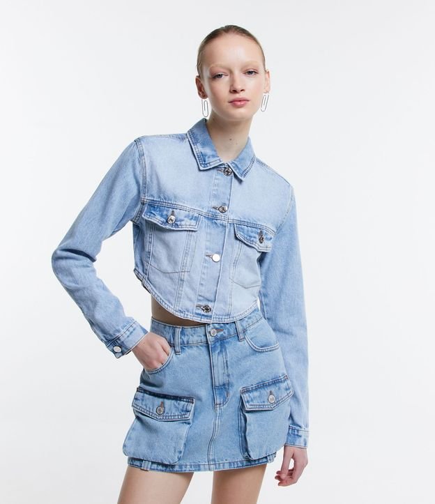 Jaqueta Cropped Jeans com Bolsos Frontais Azul 1