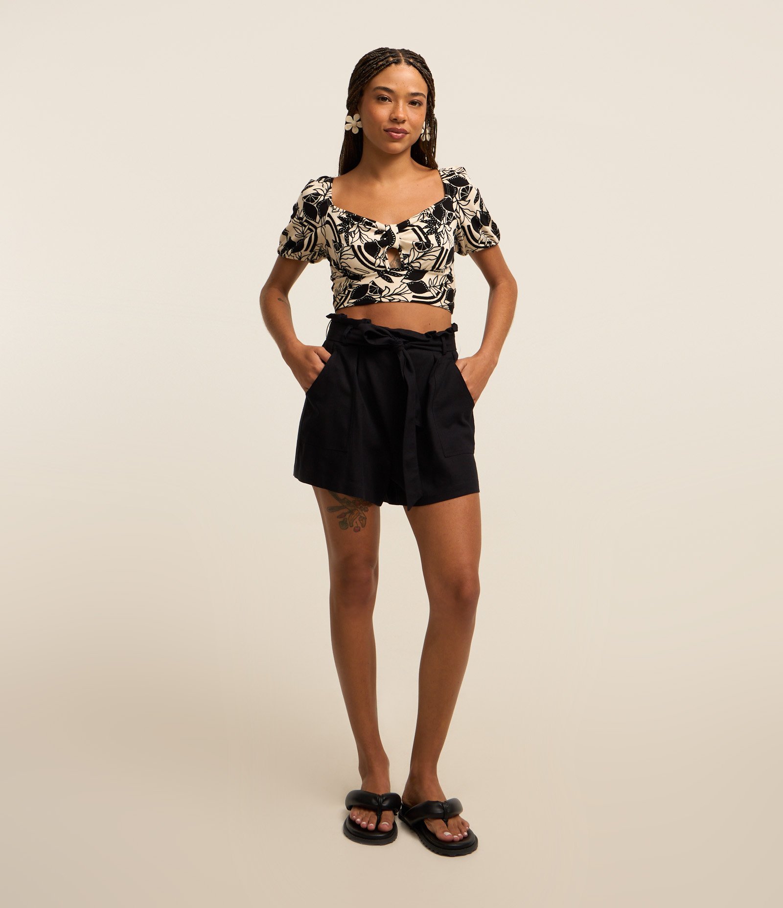 Short Curto em Viscose e Linho com Bolsos e Cinto Faixa Preto 1