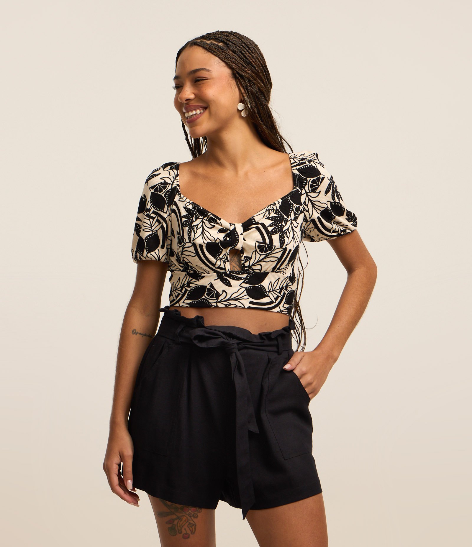 Short Curto em Viscose e Linho com Bolsos e Cinto Faixa Preto 2