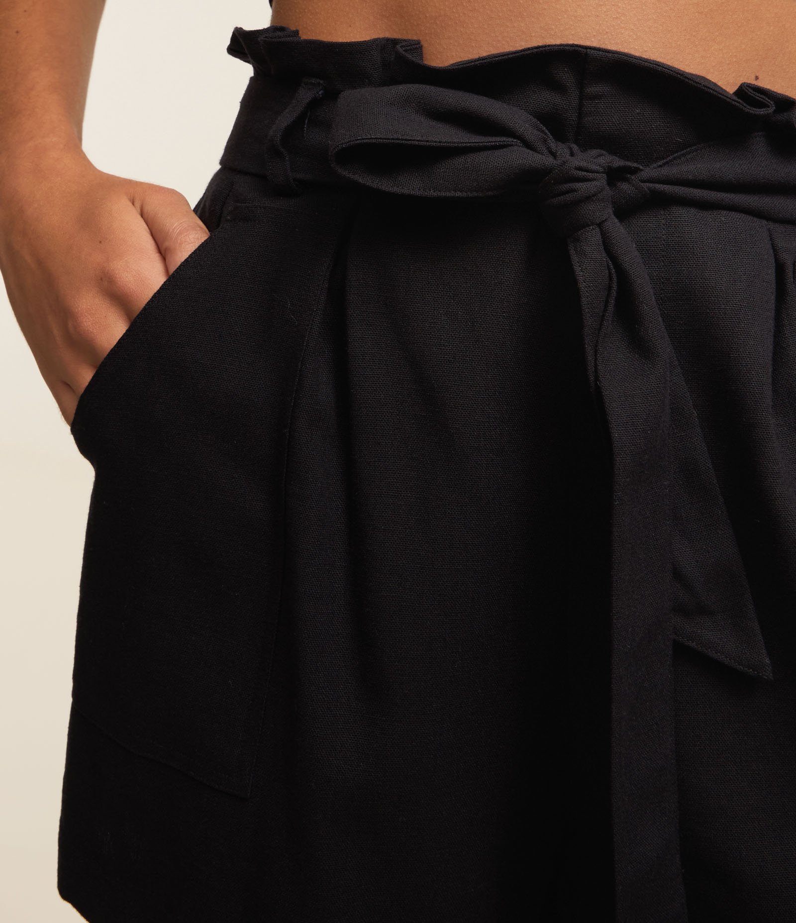 Short Curto em Viscose e Linho com Bolsos e Cinto Faixa Preto 4