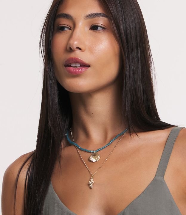 Collar en Capas con Abalorios y Colgantes de Caracolas Dorado 1