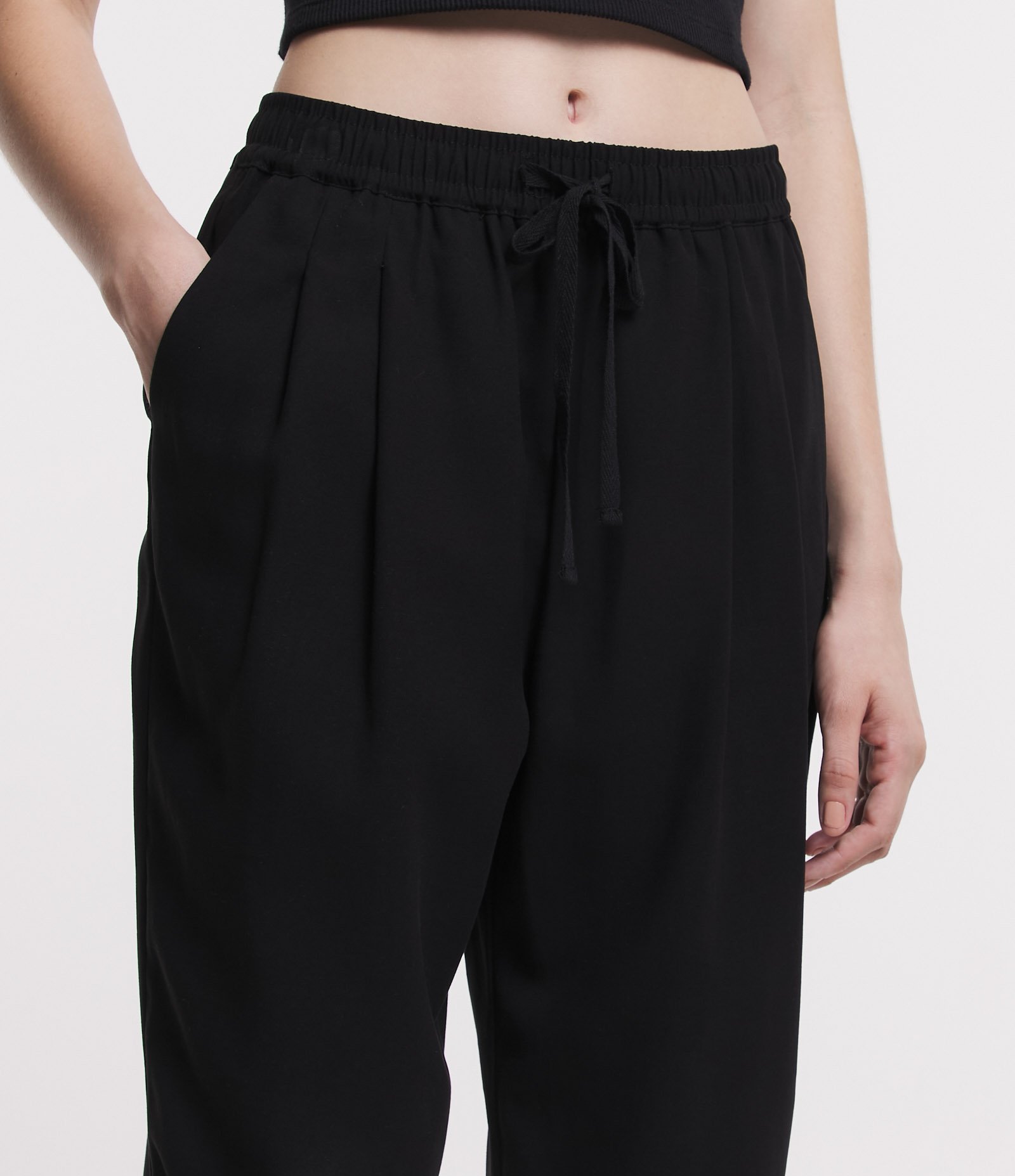 Calça Cenoura em Viscose com Amarração e Bolsos Preto 4