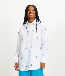 Camisa Alongada em Tricoline com Manga Longa e Bordado de Borboleta