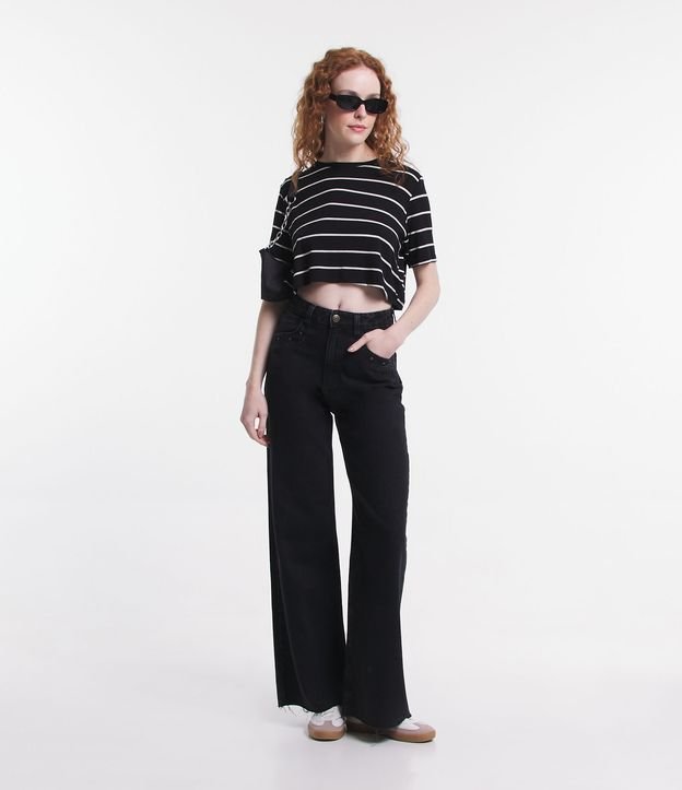 Calça Anos 90 em Jeans com Tachinhas no Bolso