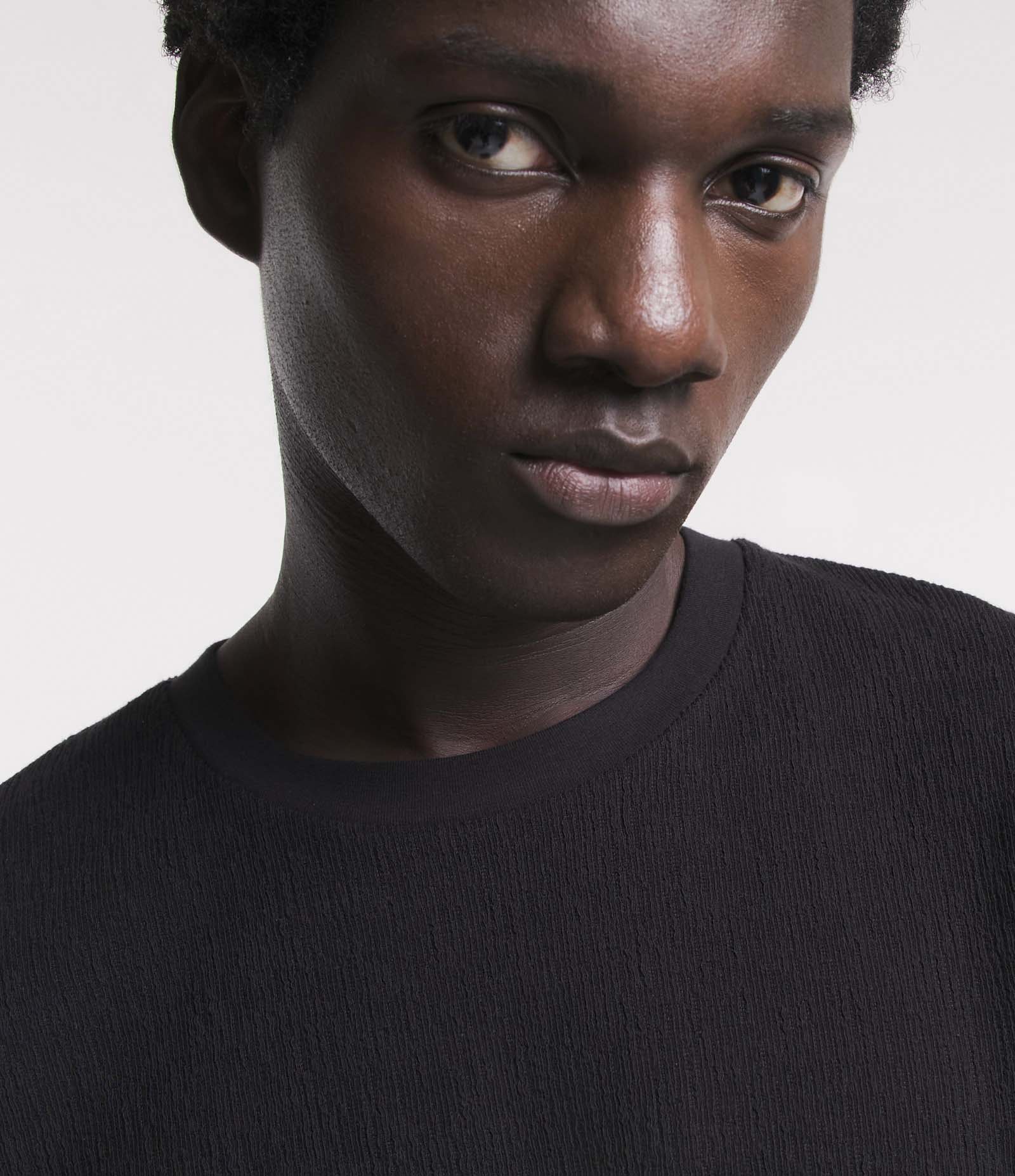 Camiseta Slim em Algodão com Textura e Dobra na Manga 5