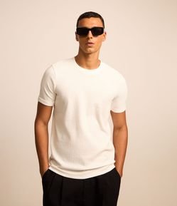 Camiseta Slim em Algodão com Textura e Dobra na Manga
