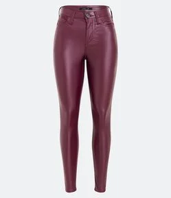 Calça Skinny em Sarja Resinada
