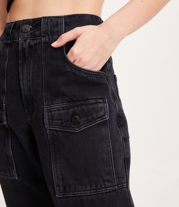 Calça Mom em Jeans com Bolsos Cargo e Barra Dobrada Preto 4