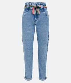 Calça Mom Jeans com Passantes Largos e Lenço Colorido