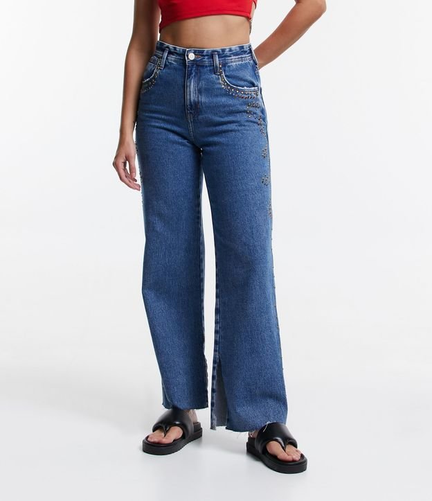 Calça Anos 90 Jeans com Tachas e Brilhos Aplicados na Lateral Azul 2