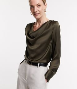 Blusa Acetinada com Gola Degagê e Botão nos Punhos