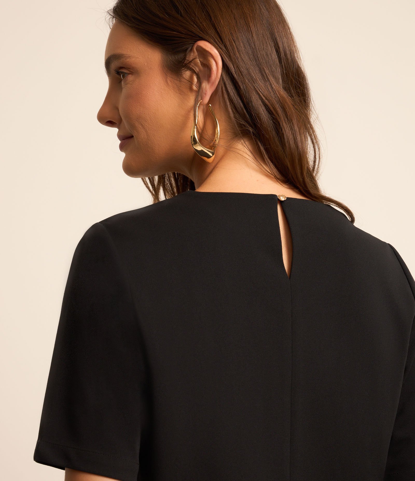 Blusa Manga Curta em Crepe com Botões no Ombro Preto 4