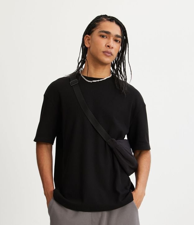 Camiseta Relaxed em Meia Malha com Textura Waffle e Cava Deslocada