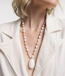 Colar Longo em Resina com Miçangas e Pingente Oval