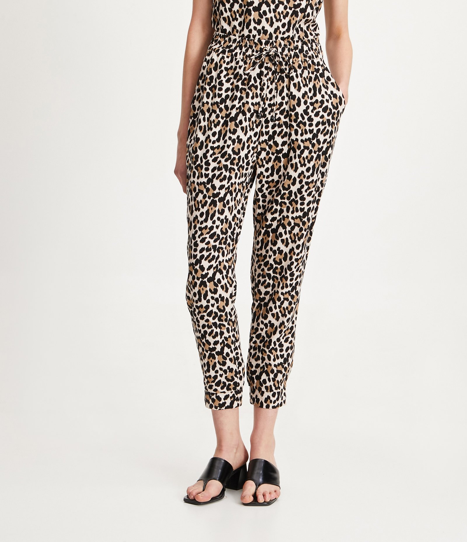Calça Jogger em Viscolinho com Estampa Animal Print Marrom 2