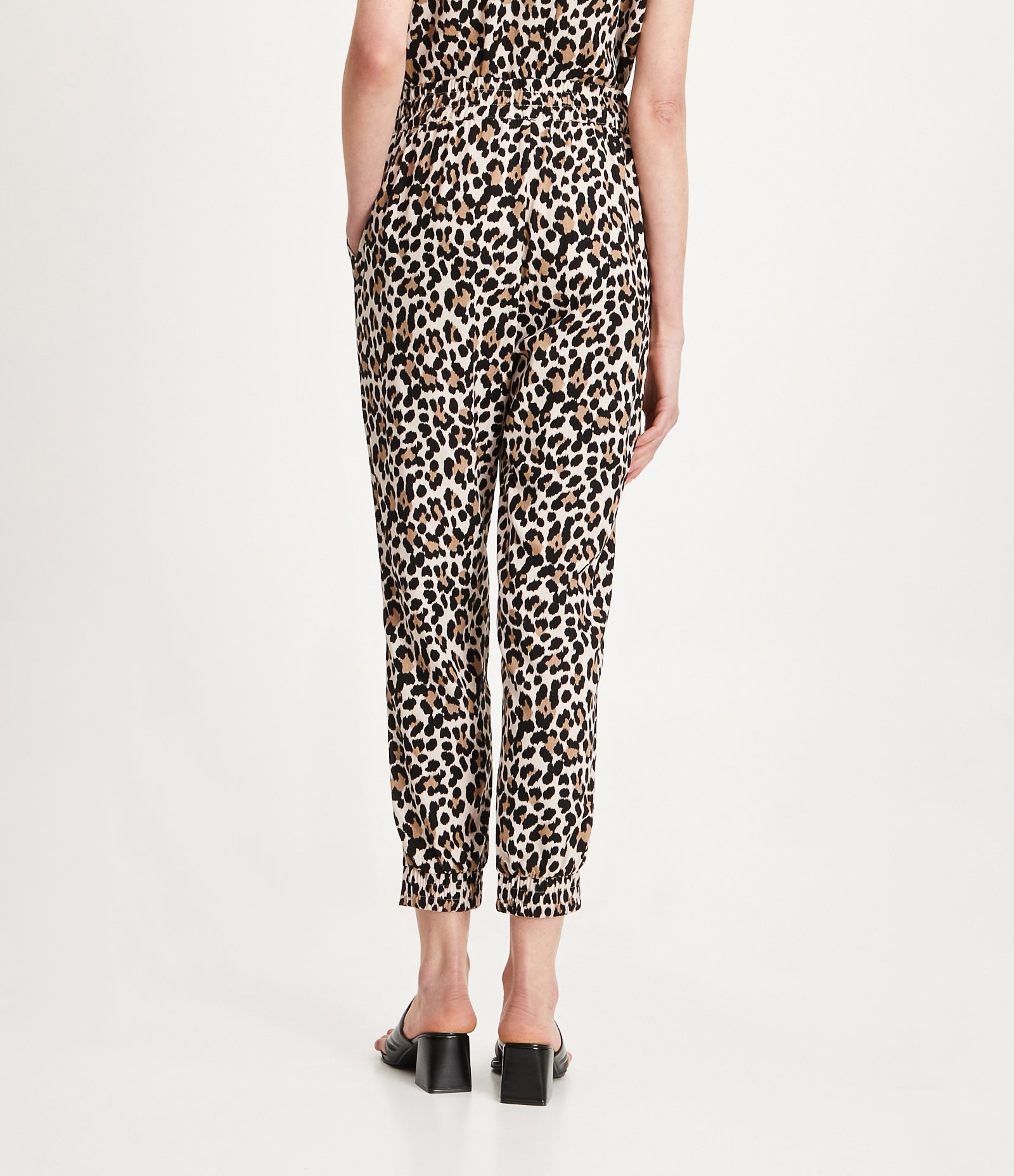Calça Jogger em Viscolinho com Estampa Animal Print Marrom 3