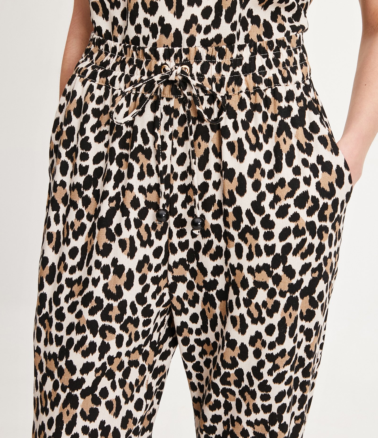 Calça Jogger em Viscolinho com Estampa Animal Print Marrom 4