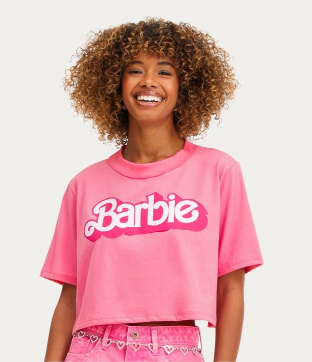 Camiseta Cropped em Meia Malha com Estampa Barbie Rosa 1
