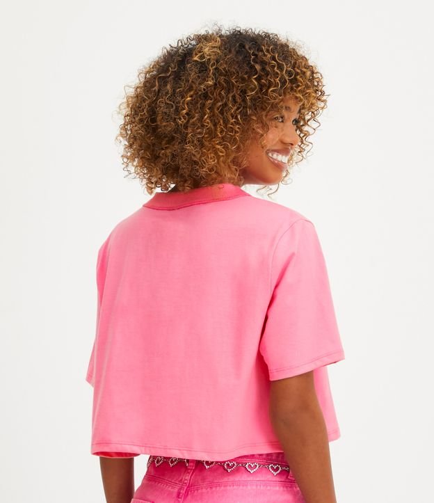 Camiseta Cropped em Meia Malha com Estampa Barbie Rosa 3