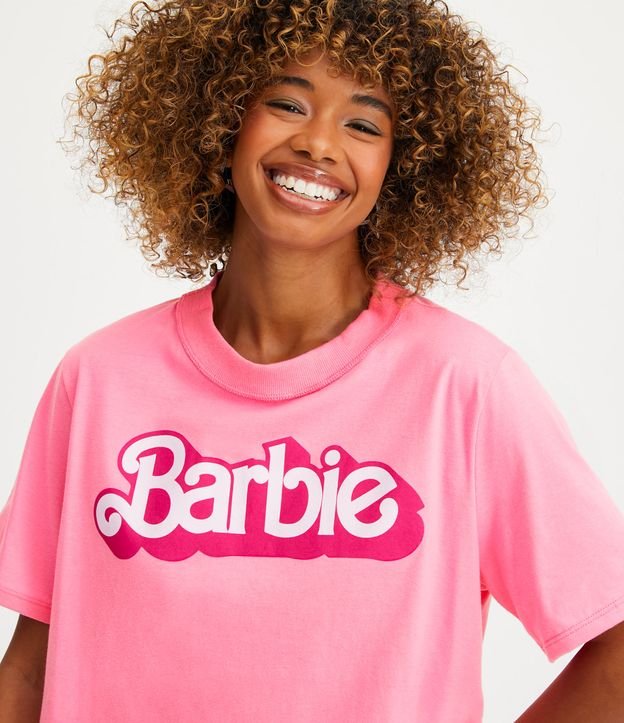 Camiseta Cropped em Meia Malha com Estampa Barbie Rosa 4