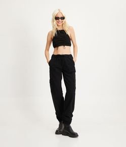 Calça Parachute em Sarja com Bolsos Cargo e Franzido na Barra