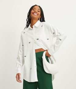 Camisa Alongada em Linho com Manga Longa e Bordado de Abelha