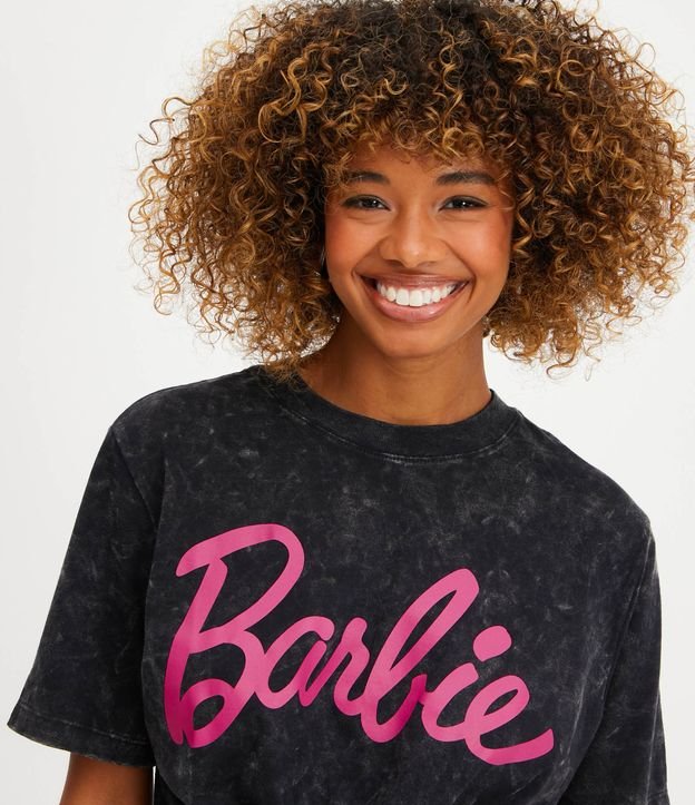 Camiseta em Meia Malha Estonada com Lettering Barbie Preto Estonado