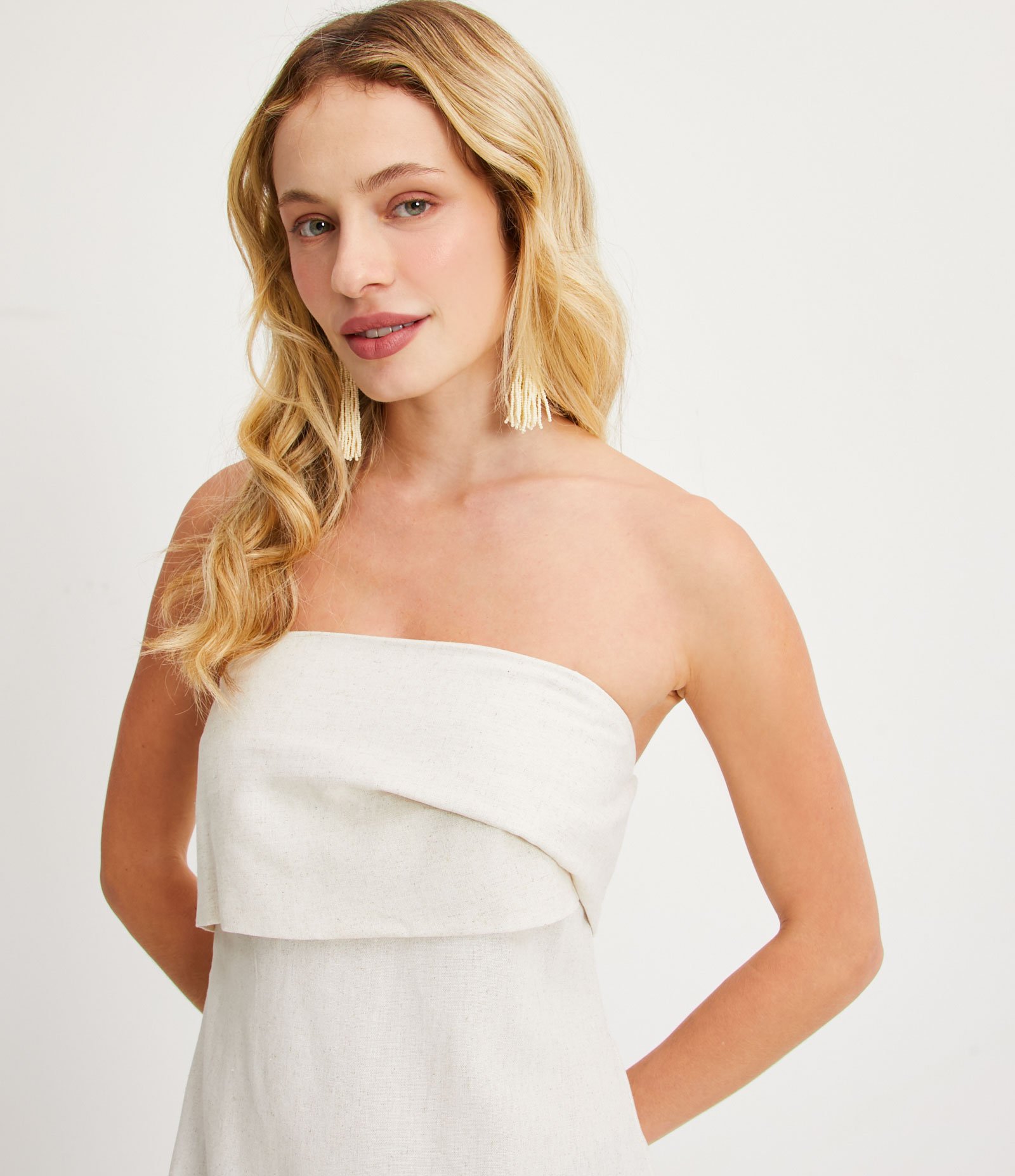 Vestido Curto em Linho com Decote Tomara que Caia Sobreposto Bege 4