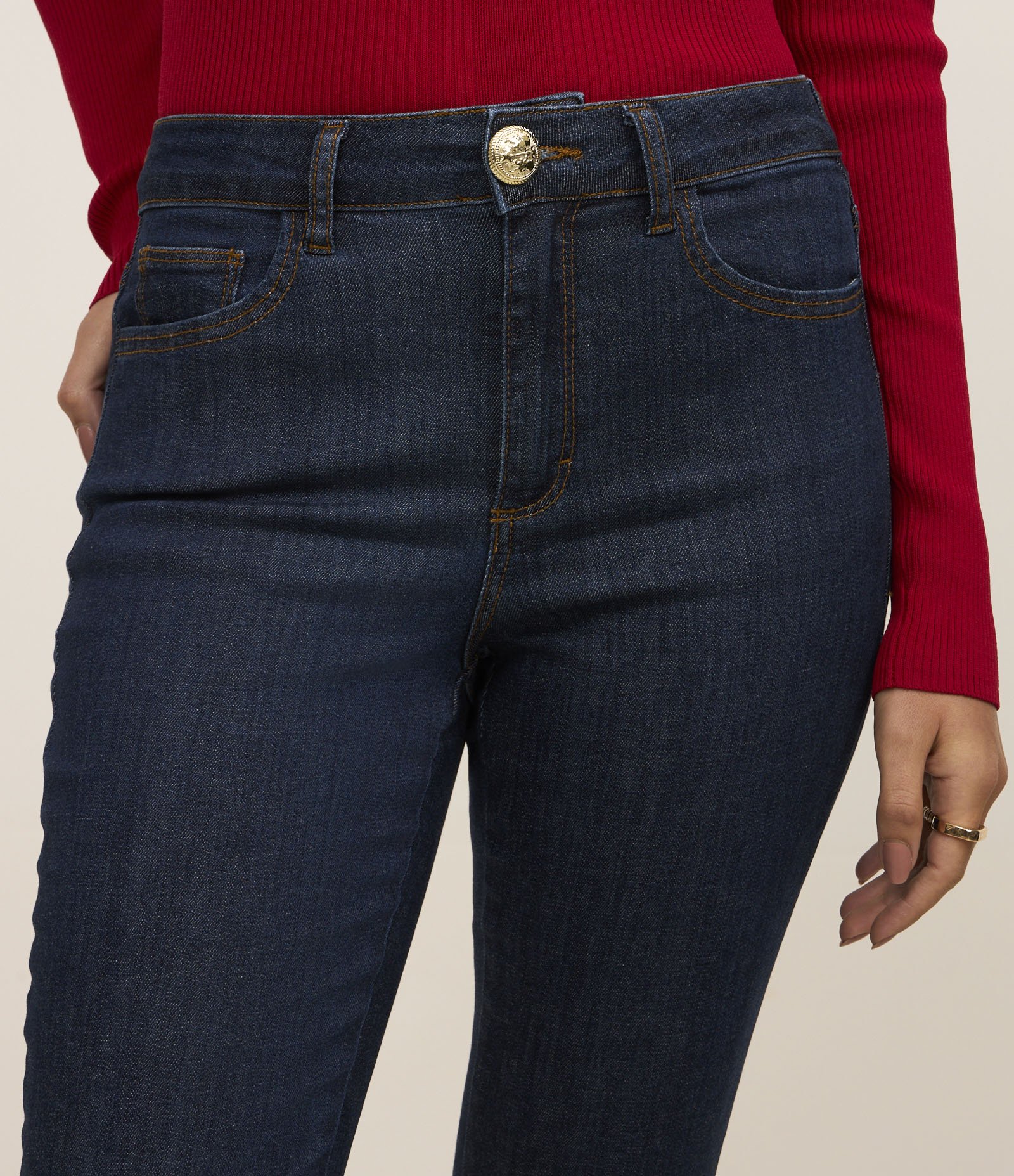 Calça Skinny Jeans com Pespontos Contrastantes e Botões na Barra Azul 4