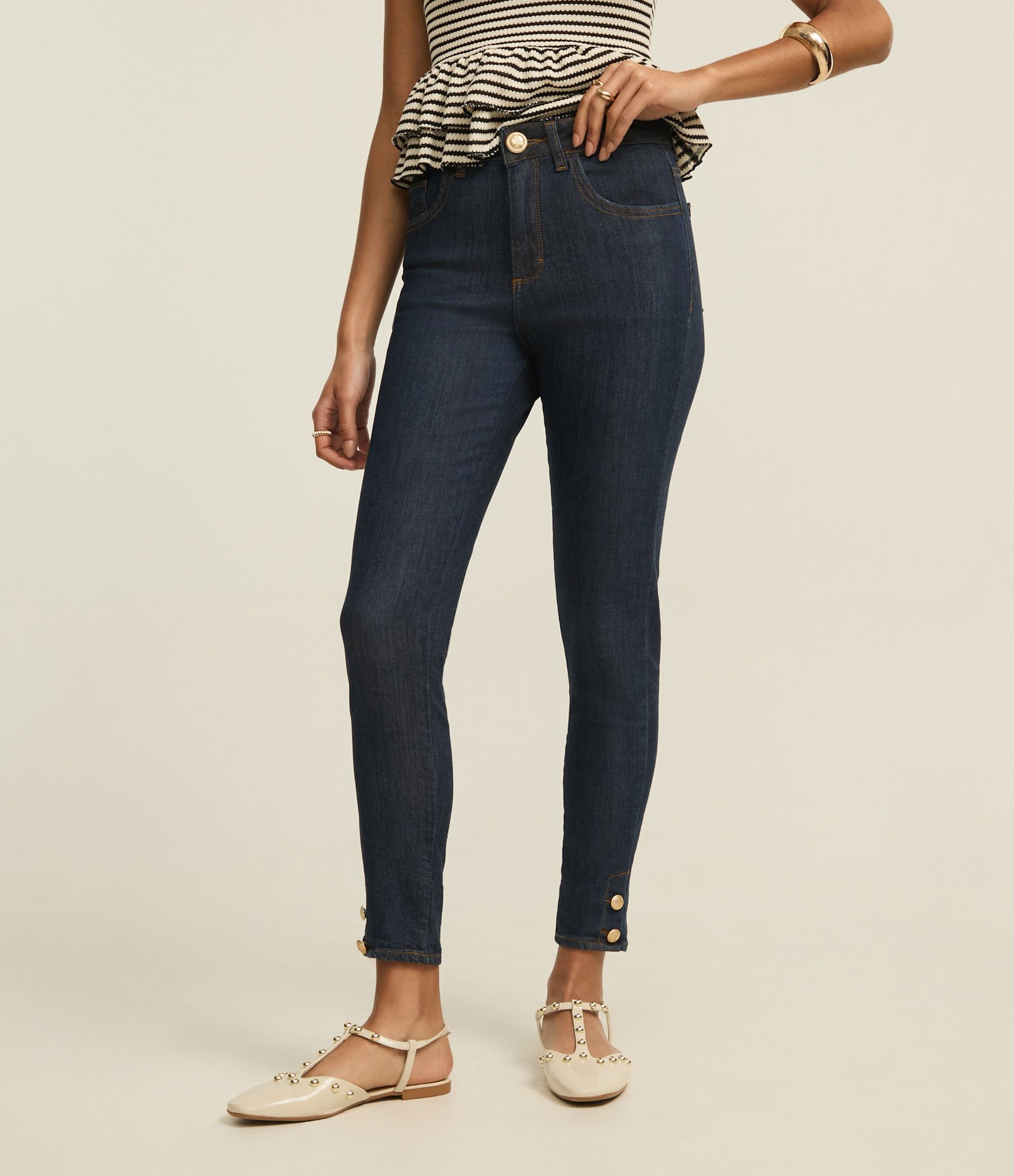 Calça Skinny Jeans com Pespontos Contrastantes e Botões na Barra Azul 3
