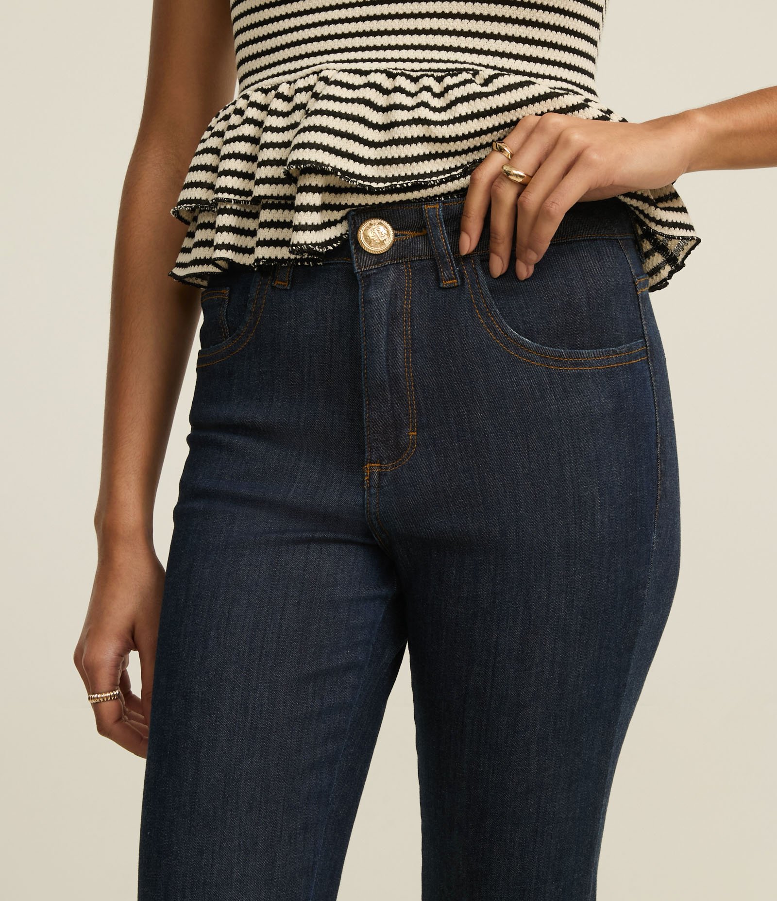 Calça Skinny Jeans com Pespontos Contrastantes e Botões na Barra Azul 4