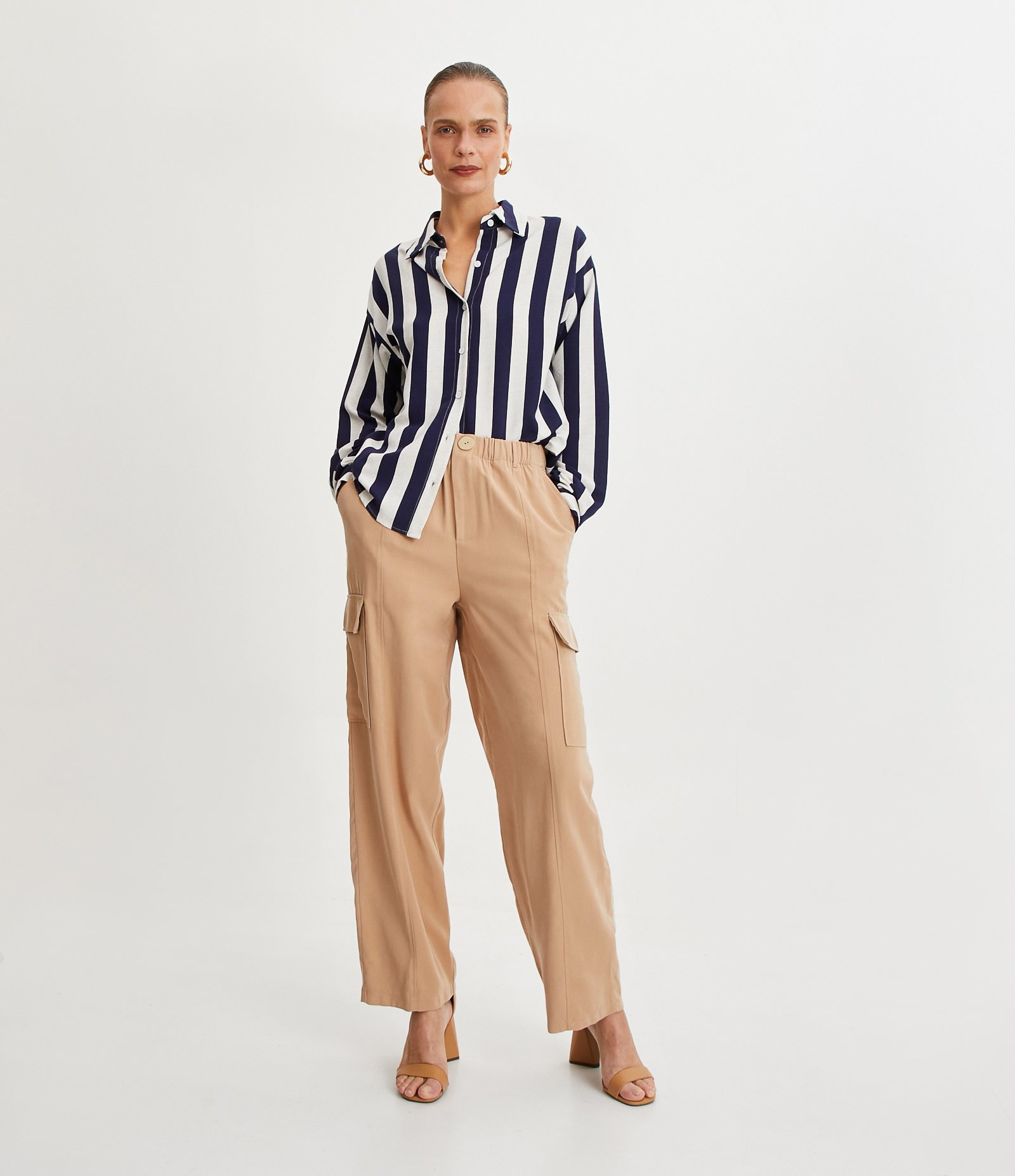 Calça Pantalona em Viscose com Bolsos Cargos e Cintura Elástica Bege 1