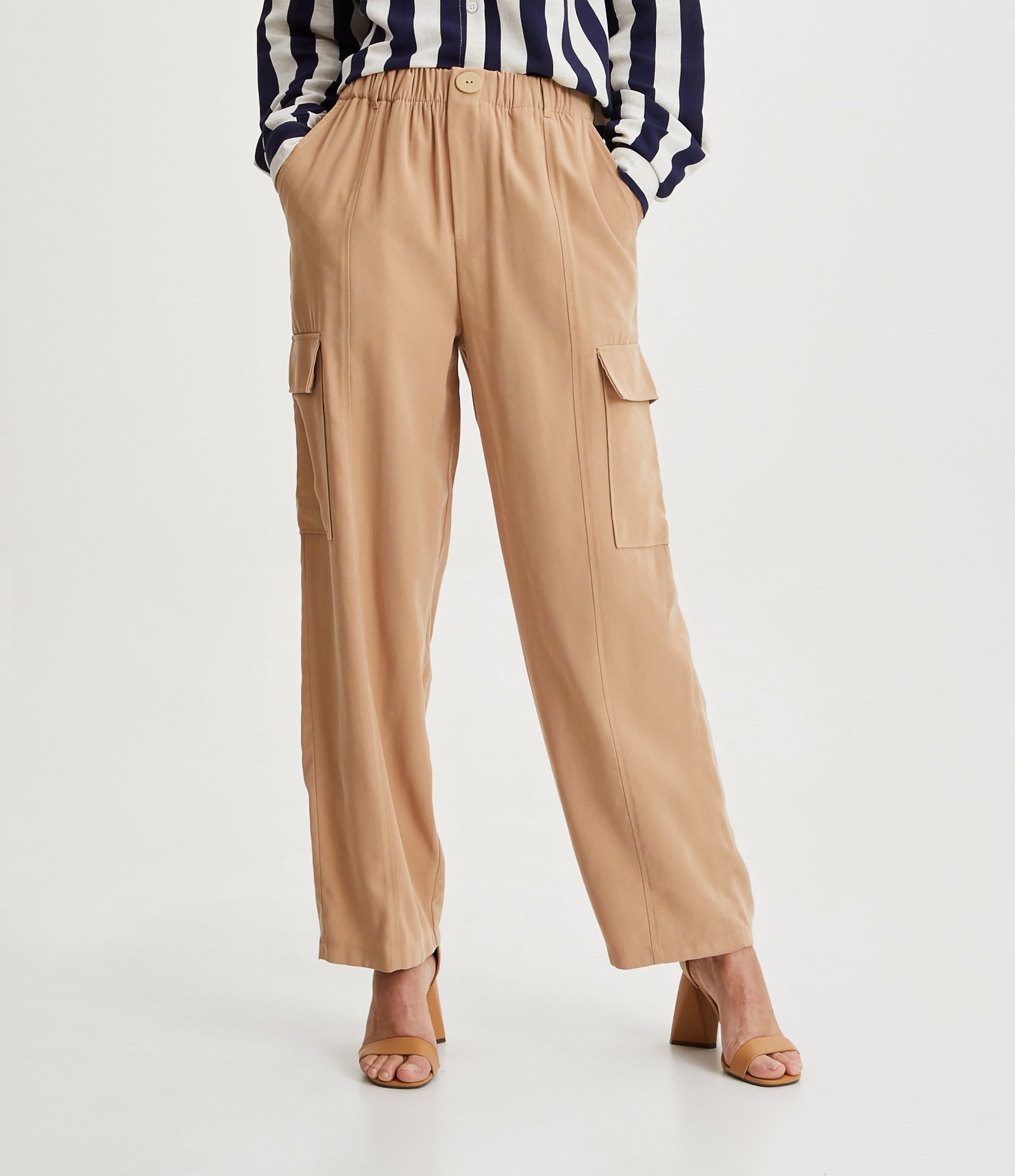 Calça Pantalona em Viscose com Bolsos Cargos e Cintura Elástica Bege 2