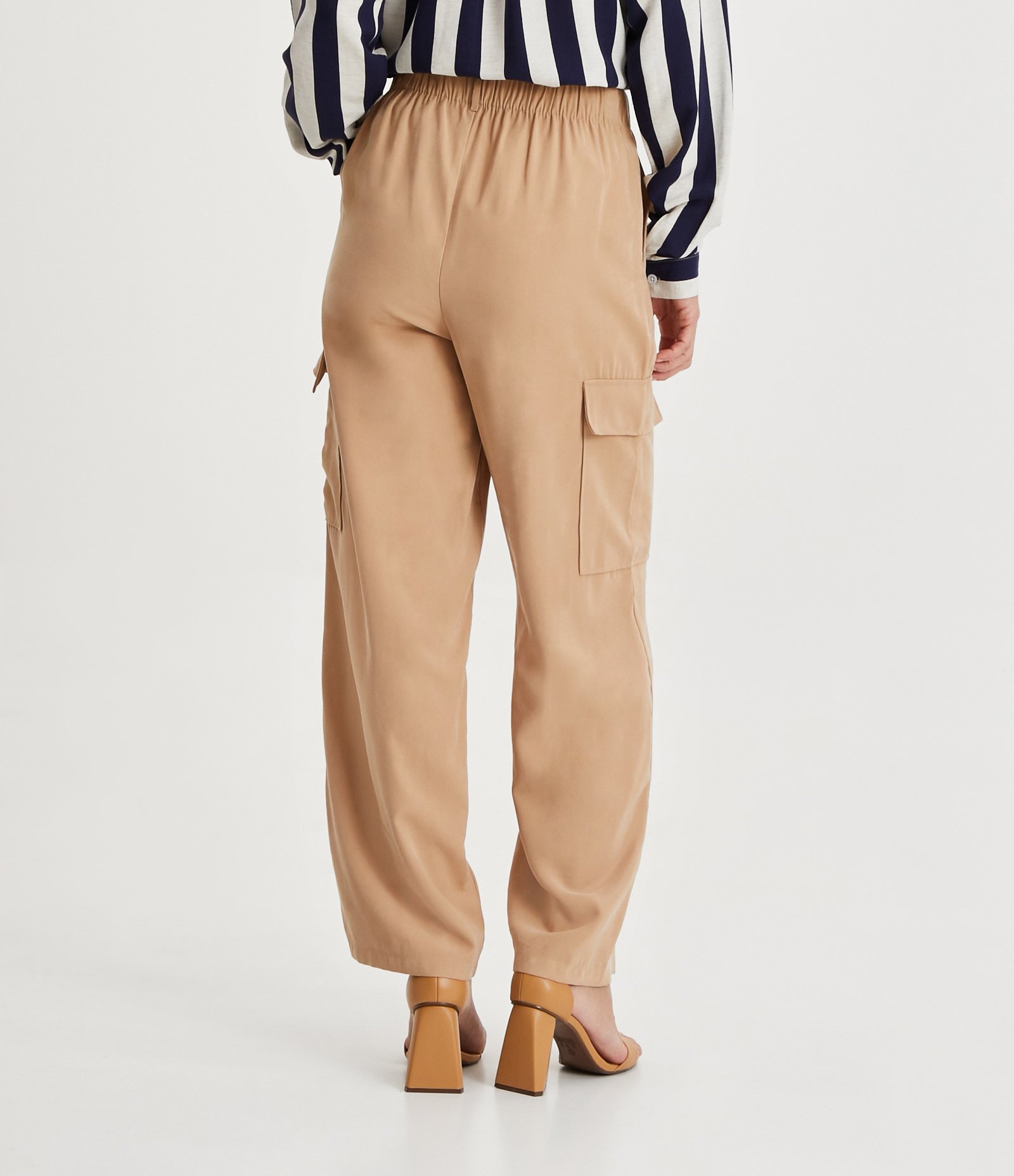 Calça Pantalona em Viscose com Bolsos Cargos e Cintura Elástica Bege 3