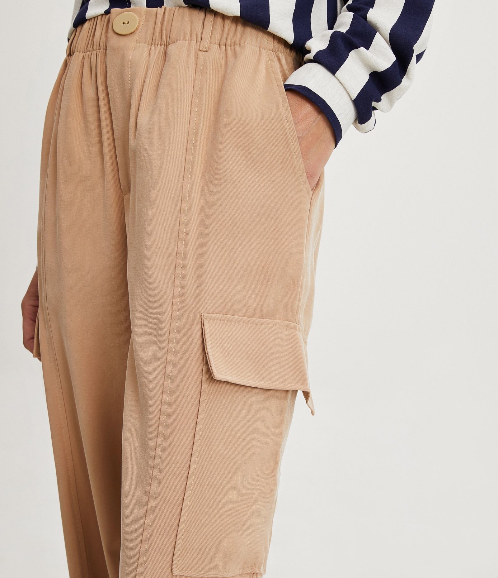 Calça Pantalona em Viscose com Bolsos Cargos e Cintura Elástica Bege 4