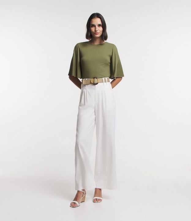 Calça Pantalona em Viscolinho com Pregas e Cinto com Argola