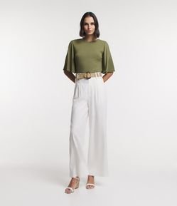 Calça Pantalona em Viscolinho com Pregas e Cinto com Argola