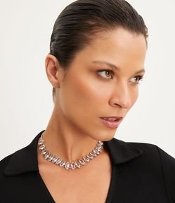 Colar Curto com Chatons em Formato Navete