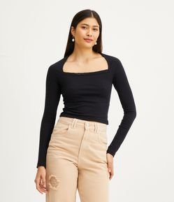 Blusa em Ribana com Rendinha no Decote e Manga Longa