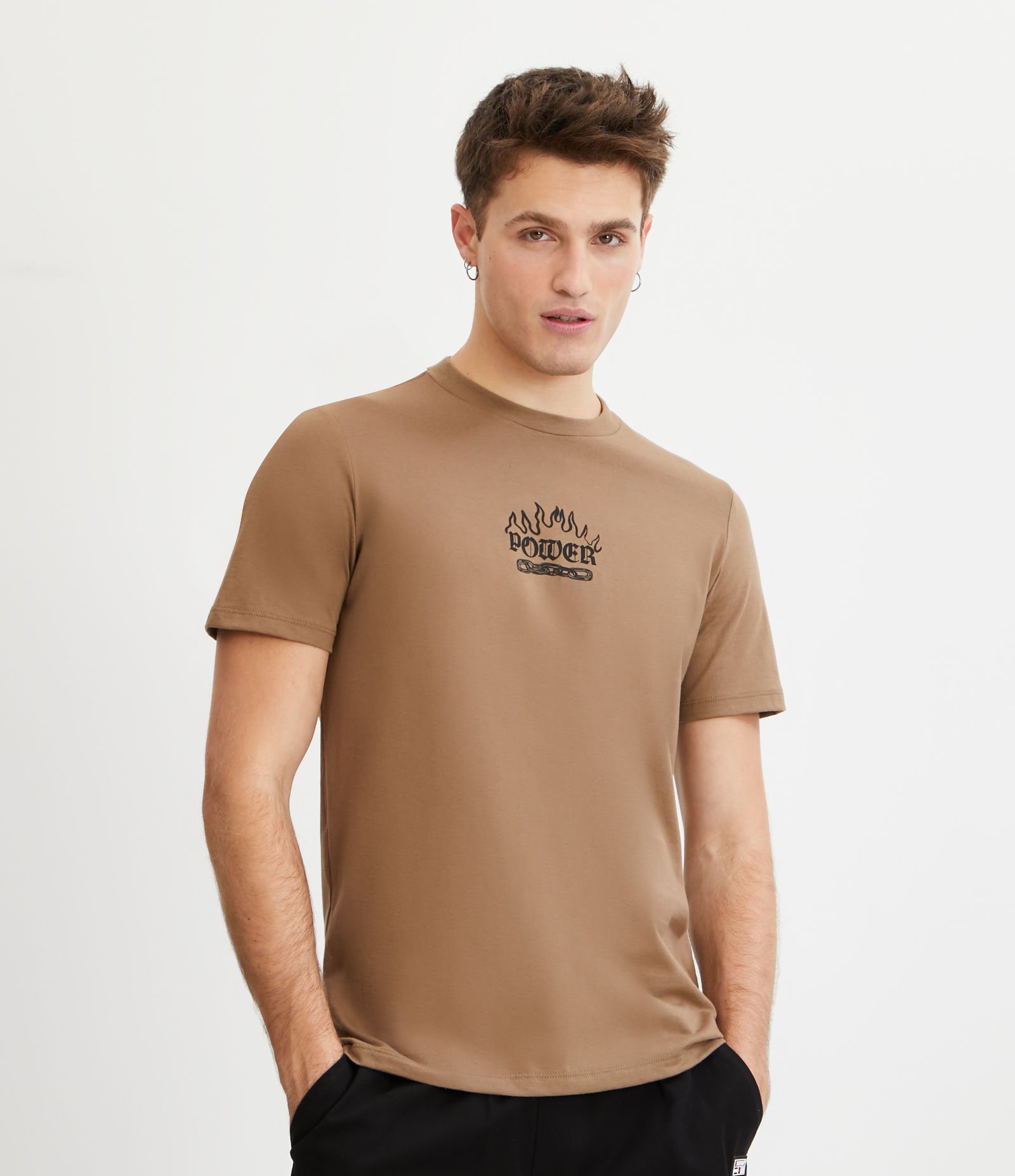 Camiseta Regular em Meia Malha Estampa Power com Chama e Corrente Marrom 1