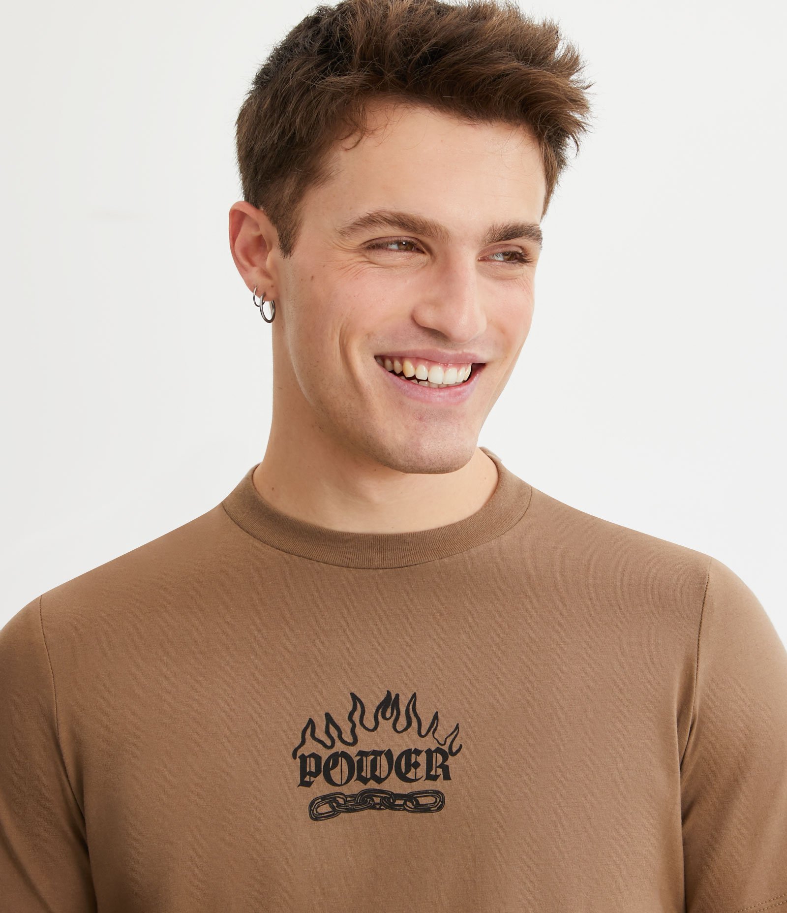 Camiseta Regular em Meia Malha Estampa Power com Chama e Corrente Marrom 4