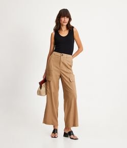 Calça Pantalona Cintura Média em Viscolinho com Bolsos Cargo