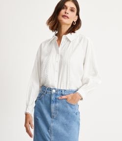 Camisa em Viscose com Detalhes em Filetes de Renda e Recortes