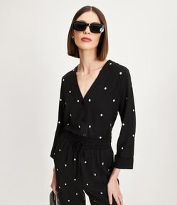 Camisa em Crepe com Manga Dobrada na Barra e Bordado Poá