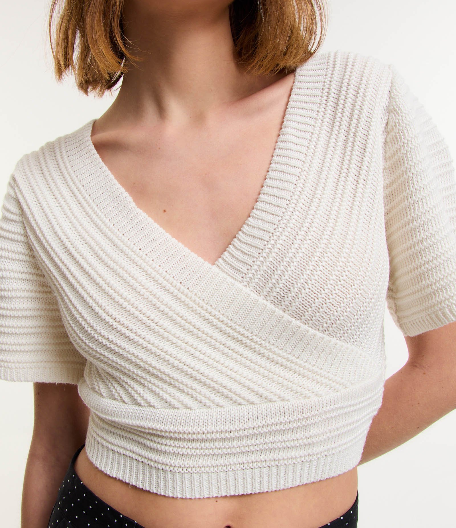 Blusa Cropped em Tricô com Ponto Diferenciado e Manga Curta 4