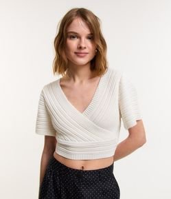 Blusa Cropped em Tricô com Ponto Diferenciado e Manga Curta